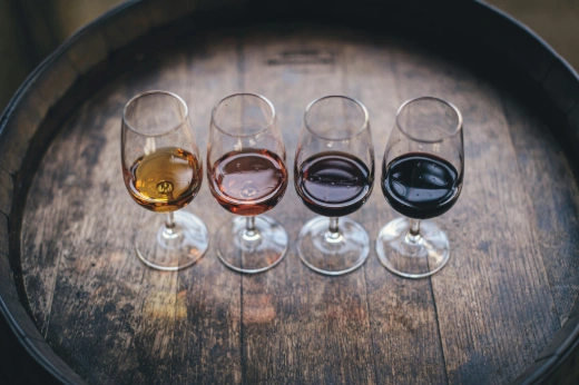 Bicchieri di vino appoggiati su una botte
